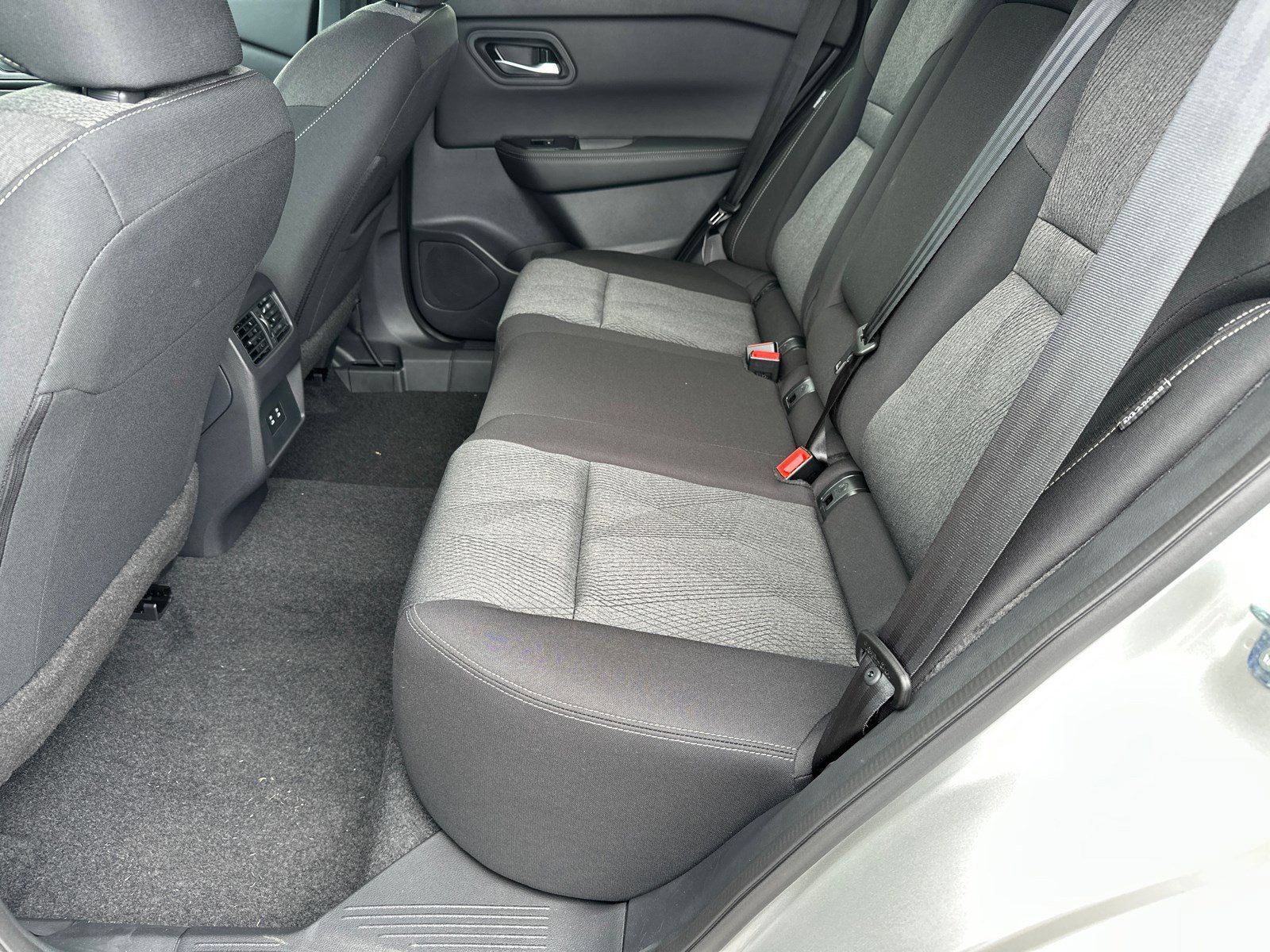 Used 2025 Nissan Rogue SV FWD image 22