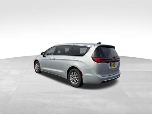 Used 2024 Chrysler Pacifica Touring-L FWD image 20