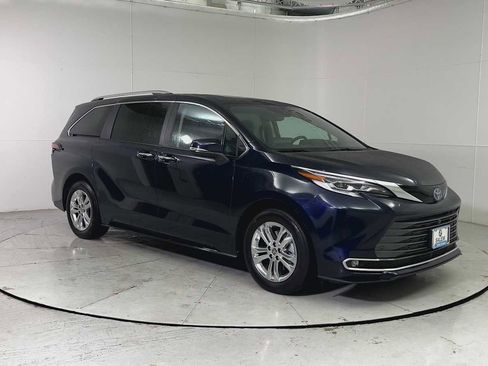 Used 2023 Toyota Sienna Platinum image 8