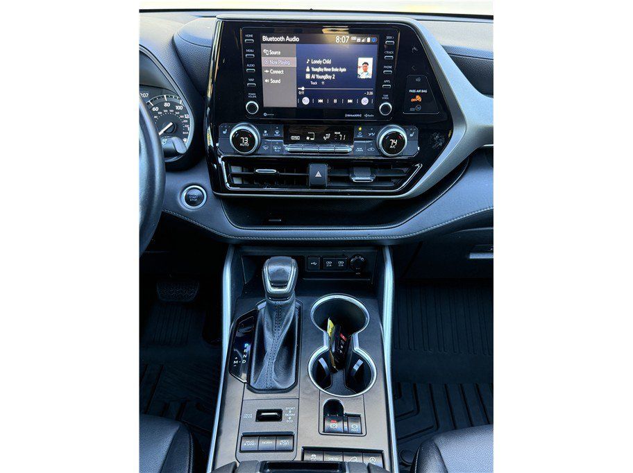 Used 2021 Toyota Highlander XLE AWD/4WD image 11
