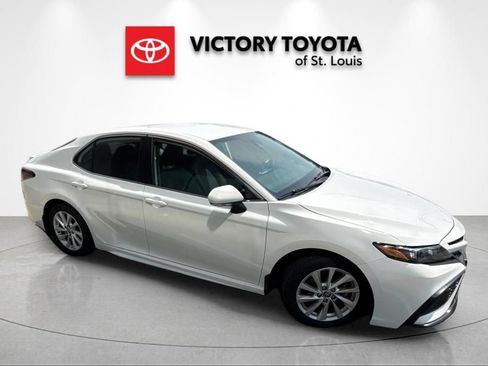 Used 2023 Toyota Camry SE FWD image 1