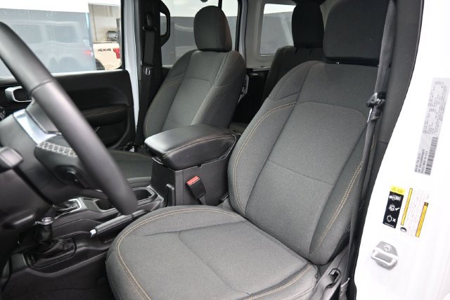 Used 2025 Jeep Wrangler Unlimited Sahara AWD/4WD image 17