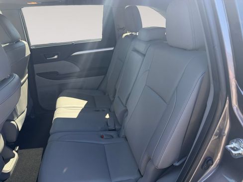 Used 2019 Toyota Highlander XLE AWD/4WD image 13