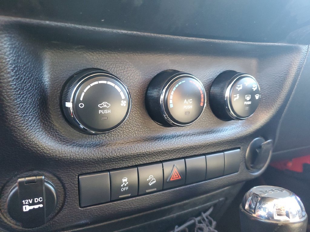 Used 2015 Jeep Wrangler Unlimited Sport w/ Connectivity Group AWD/4WD image 16