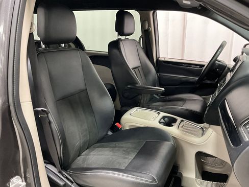 Used 2019 Dodge Grand Caravan SXT image 9