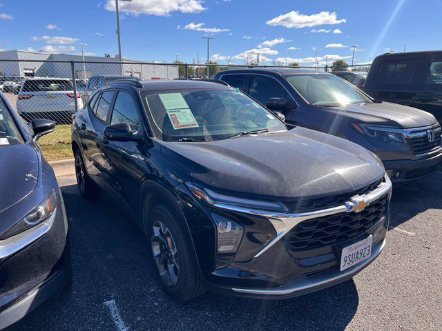 Used 2025 Chevrolet Trax LT w/ LT Convenience Package FWD image 1