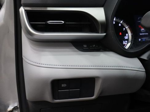Used 2021 Toyota Highlander L image 18