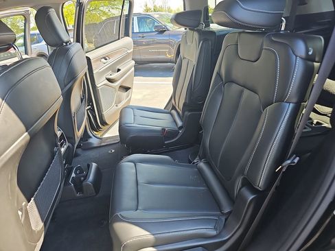 Used 2023 Jeep Grand Cherokee L Limited AWD/4WD image 16