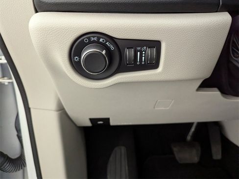 Used 2022 Chrysler Voyager LX image 27