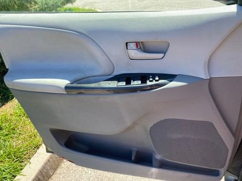 Used 2014 Toyota Sienna LE AWD/4WD image 15