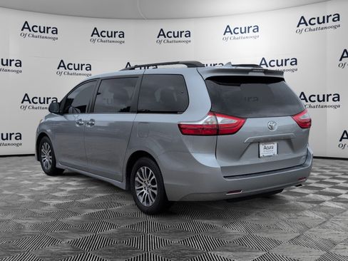 Used 2018 Toyota Sienna XLE image 6