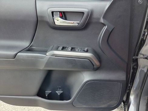 Used 2019 Toyota Tacoma TRD Off-Road w/ Technology Package image 23