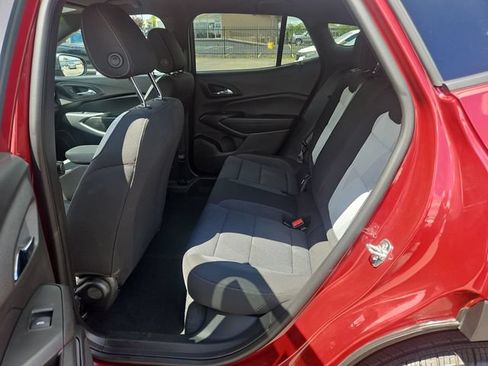 Used 2025 Chevrolet Trax RS FWD image 24