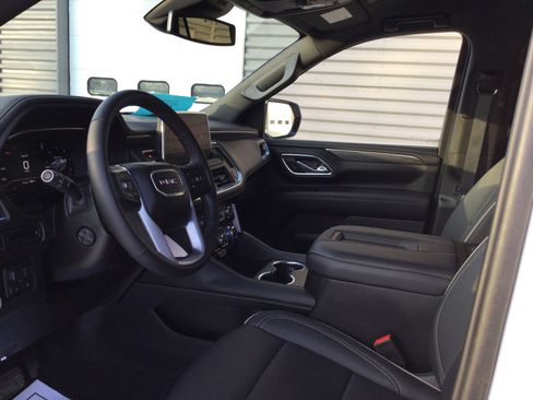 Used 2024 GMC Yukon SLT w/ SLT Luxury Package image 12