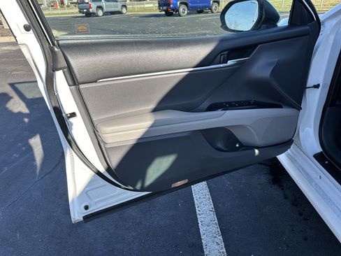 Used 2018 Toyota Camry LE image 13