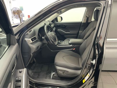 Used 2022 Toyota Highlander LE AWD/4WD image 7