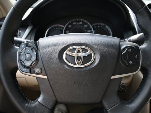 Used 2014 Toyota Camry XLE w/ Leather Package FWD image 8