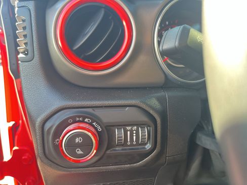 Used 2021 Jeep Gladiator Rubicon AWD/4WD image 12