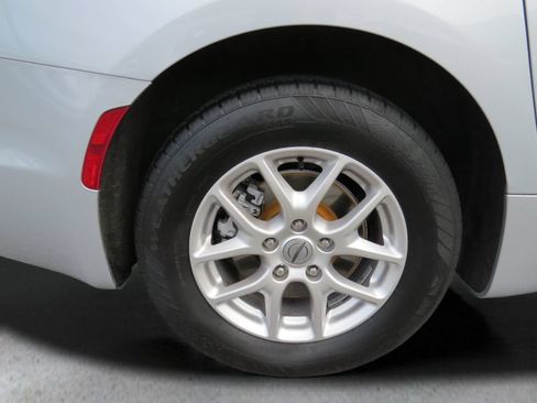 Used 2024 Chrysler Pacifica Touring-L FWD image 12