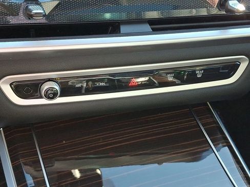 Used 2025 BMW X7 xDrive40i w/ Premium Package image 17