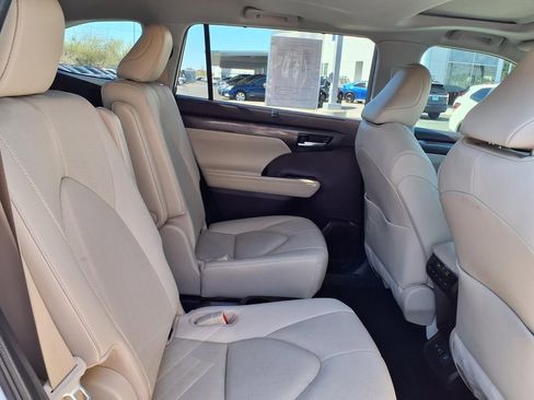 Used 2020 Toyota Highlander Limited image 23