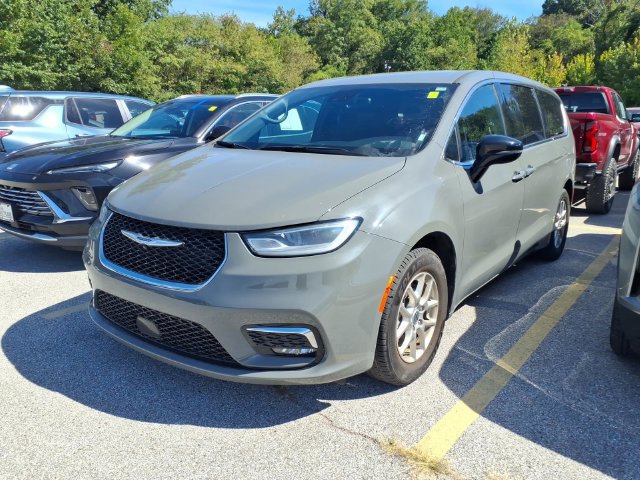 Used 2025 Chrysler Pacifica Select FWD image 1
