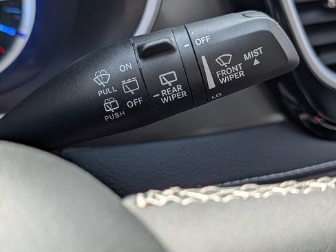 Used 2024 Chrysler Pacifica Limited FWD image 31
