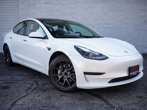 Used 2023 Tesla Model 3 Standard Range image 9