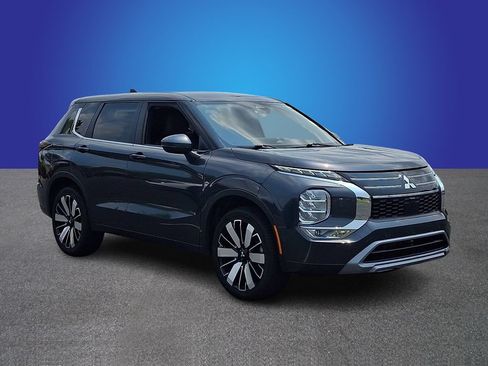 Used 2025 Mitsubishi Outlander SE AWD/4WD image 3