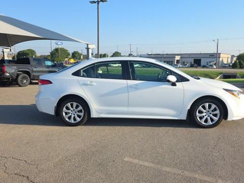 Used 2024 Toyota Corolla LE FWD image 5