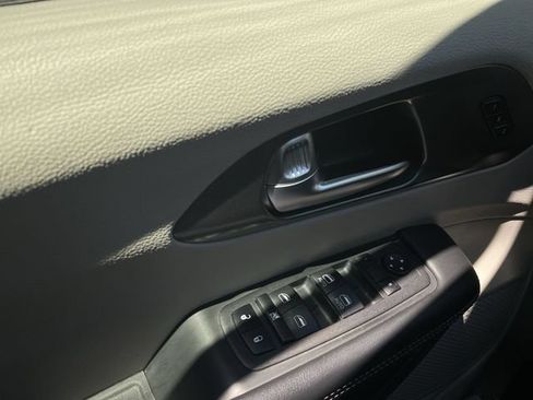Used 2023 Chrysler Pacifica Touring-L FWD image 13