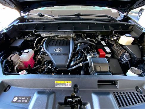 Used 2024 Toyota Highlander XLE image 30