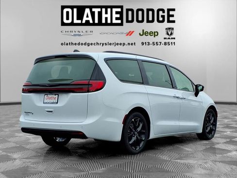 New 2026 Chrysler Pacifica Select image 7