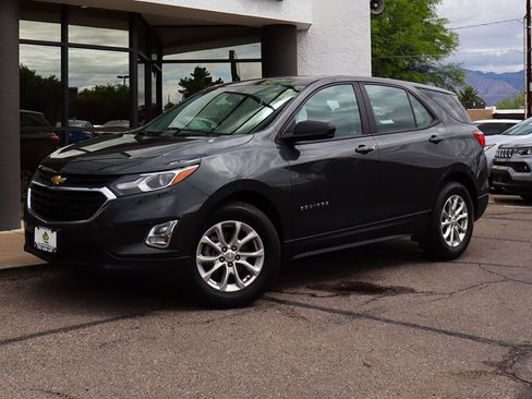 Used 2021 Chevrolet Equinox LS FWD image 2