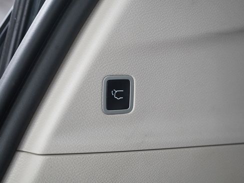 Used 2022 Chrysler Pacifica Touring-L w/ Uconnect Theater Family Group FWD image 11