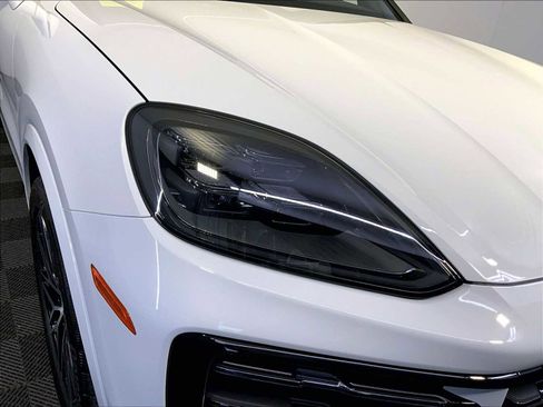 Certified 2025 Porsche Cayenne image 12