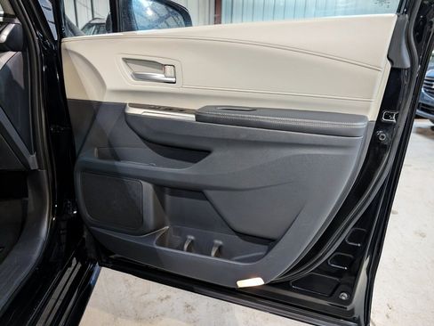 Used 2021 Toyota Sienna XLE w/ XLE Plus Package FWD image 29