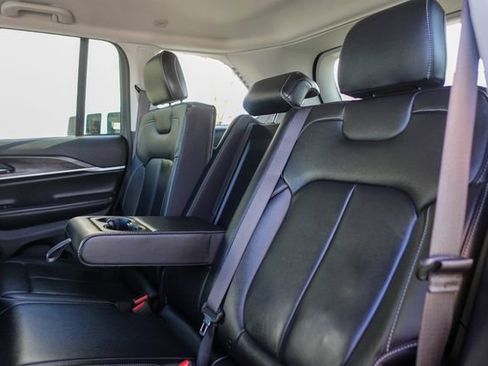 Used 2023 Jeep Grand Cherokee Limited image 23