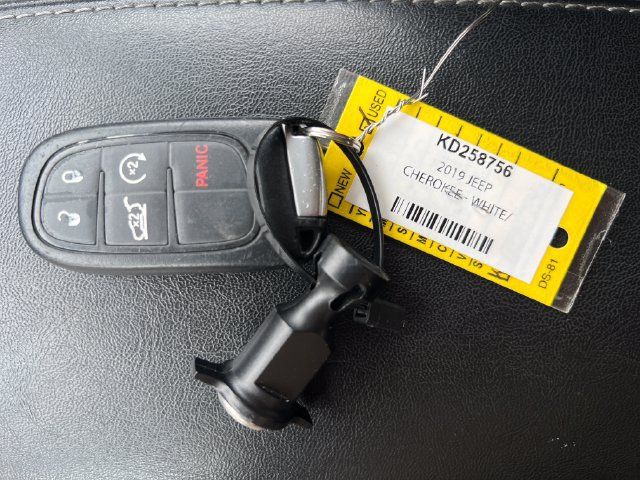 Used 2019 Jeep Cherokee Limited AWD/4WD image 37