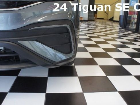 Used 2024 Volkswagen Tiguan SE w/ Panoramic Sunroof Package image 59