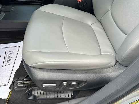Used 2024 Toyota Sienna XLE FWD image 12