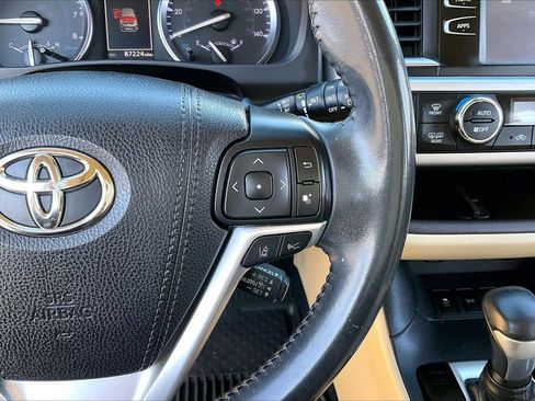 Used 2019 Toyota Highlander XLE image 32