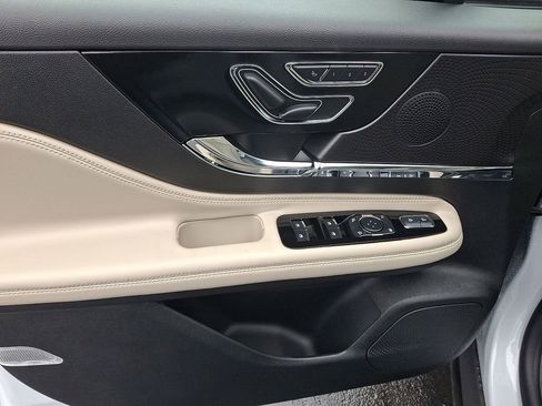 Certified 2025 Lincoln Corsair AWD w/ Equipment Group 101A image 12