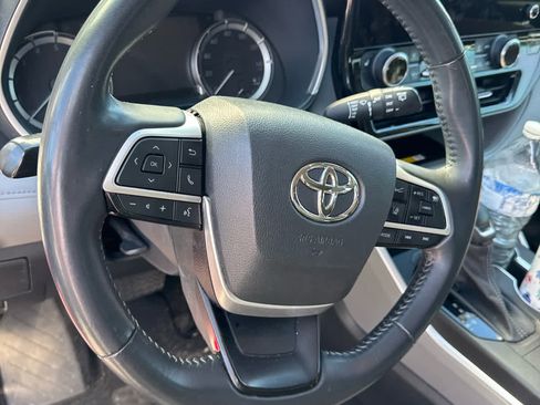 Used 2023 Toyota Highlander XLE image 11