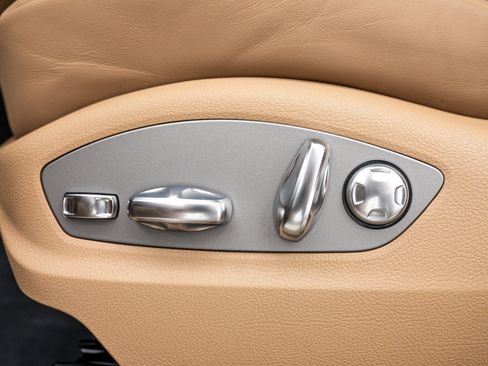 Certified 2024 Porsche Macan AWD/4WD image 16