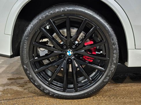 Used 2025 BMW X5 xDrive40i w/ M Sport Package AWD/4WD image 17