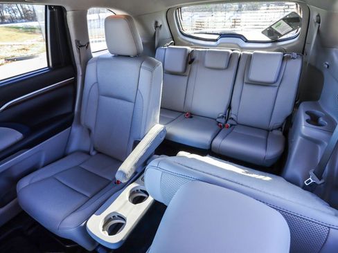 Used 2016 Toyota Highlander Limited image 16