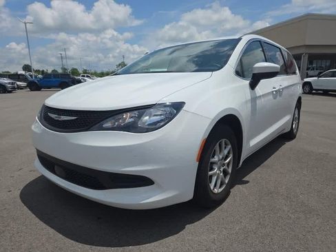 Used 2023 Chrysler Voyager LX image 7