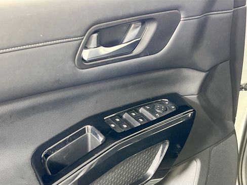 Used 2022 Nissan Pathfinder SV image 15