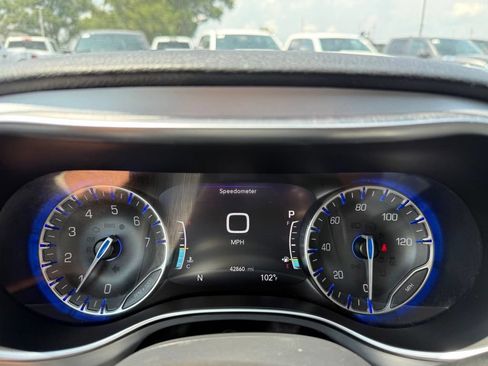 Used 2025 Chrysler Pacifica Limited FWD image 15